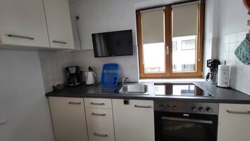 Fridge, oven, stovetop, coffee/tea maker