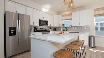 KylskÄp, mikrovÄgsugn, ugn och spishÀll