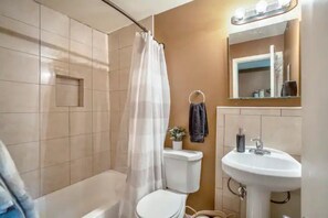 Serviettes fournies, savon, papier toilette