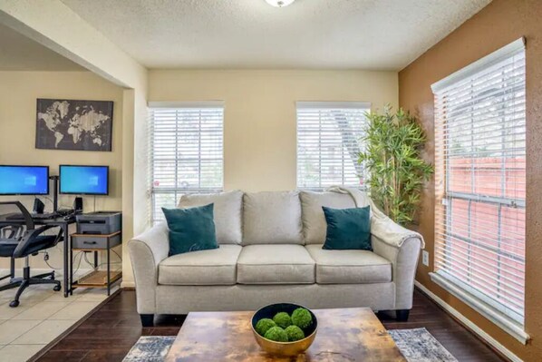 Televisión, oficina y impresora 