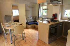 Kühlschrank, Mikrowelle, Herdplatte, Wasserkocher mit Kaffee-/Teezubehör