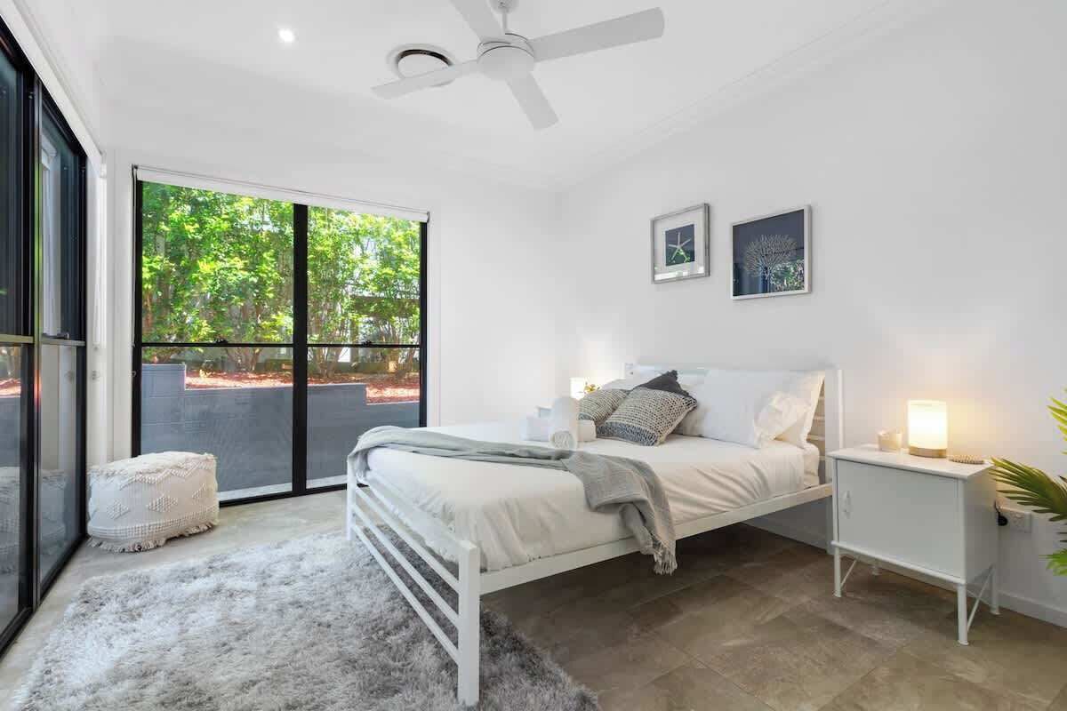 5 bedrooms, desk, iron/ironing board, travel cot