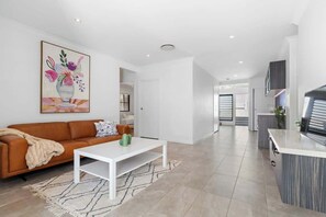 TV, bøker og kontorer