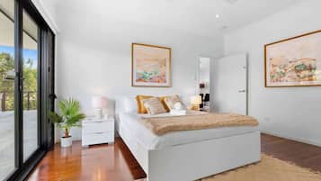 5 bedrooms, desk, iron/ironing board, travel crib