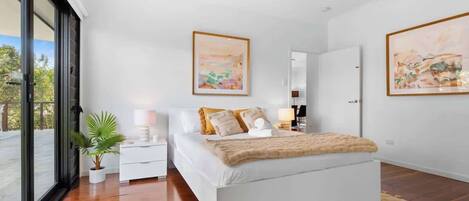 5 chambres, bureau, fer et planche à repasser, lit parapluie