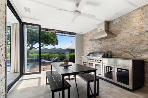 Pet Friendly Family Holiday Home with Pool