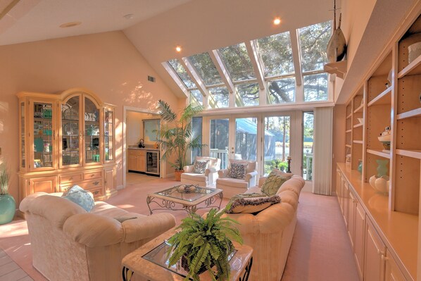 TV - 21 Port Tack - Screened In Pool with Lagoon Views (Hilton Head Island)