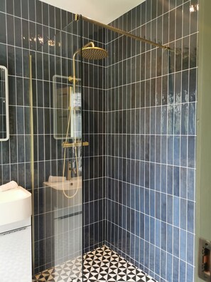 Dusche, Haartrockner, Handtücher, Shampoo
