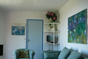 Una televisión, un futbolín, una mesa de tenis de mesa, libros