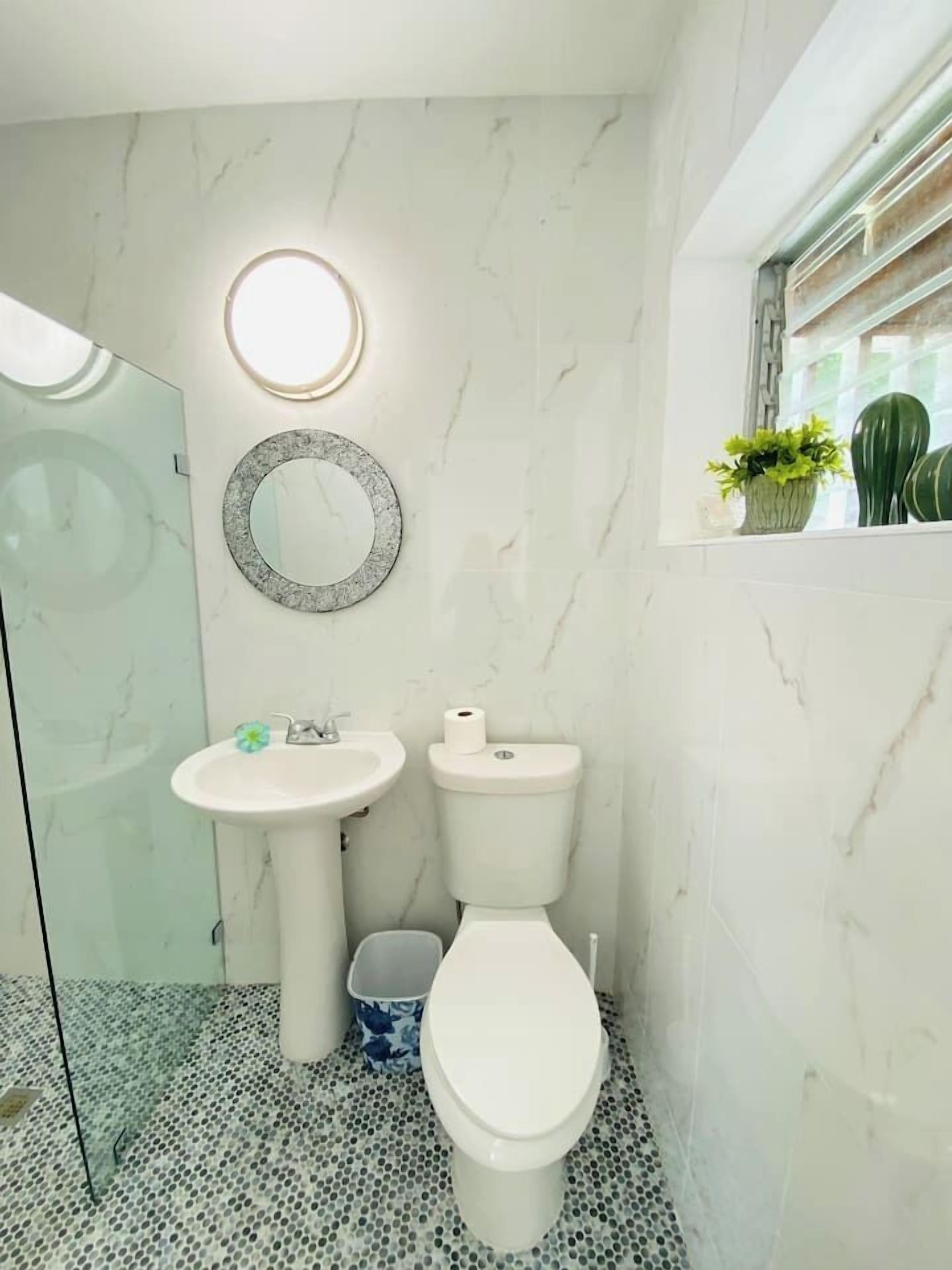 Een haardroger, handdoeken, zeep, shampoo