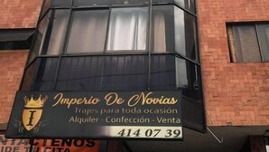 A building with a sign for "Imperio De Novias" advertising services like weddings, catering, and sales. - Comfortable, central and well located apartment - Apt 201 (Medellín)