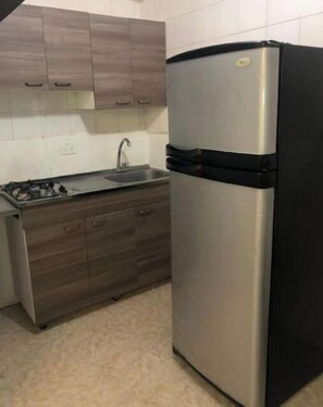 Kühlschrank, Herdplatte, Kochgeschirr/Geschirr/Besteck