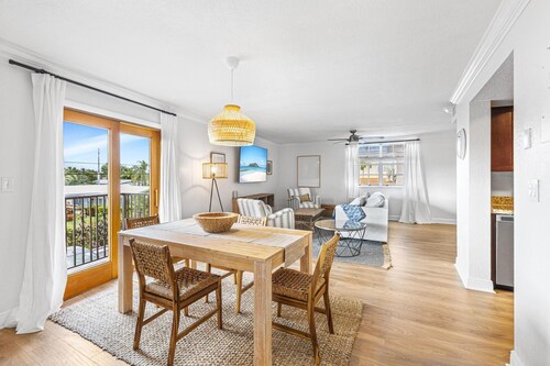 3 Queen Beds, 5 min Walk to the Beach - 70 inch Smart TV