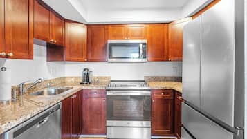 Kjøleskap, ovn og kokeplater