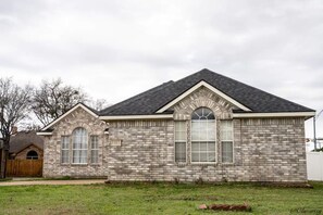 Exterior - Beautiful Home in Grand Prairie (Grand Prairie)
