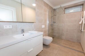 Bathroom - Hrimland Guesthouse DT 2br apt. (Akureyri)