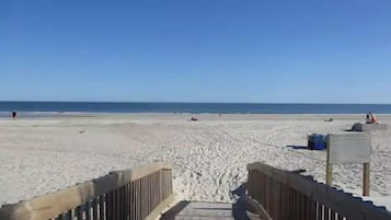 Una spiaggia nelle vicinanze