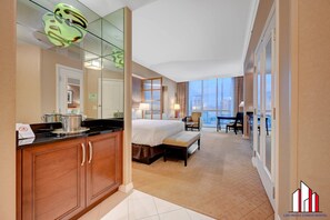 2 bedrooms, in-room safe, desk, iron/ironing board