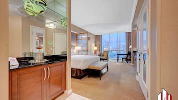 2 bedrooms, in-room safe, desk, iron/ironing board