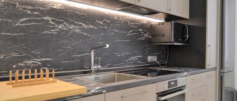 KĂŒhlschrank, Mikrowelle, Ofen, Herdplatte