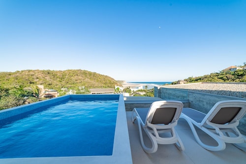 Surf-Friendly Penthouse – Ocean Views, 3-Min Walk to the Beach