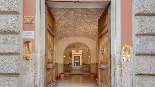 A grand entrance with a marble floor, wooden doors, and a brick ceiling. - Selected & Private apARTment. Double check cleaning mode. Smart customer service (Roma)