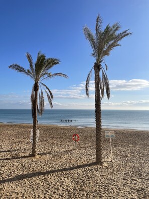 På stranden, liggestole, badehåndklæder