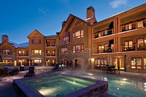 Piscine intérieure, piscine extérieure