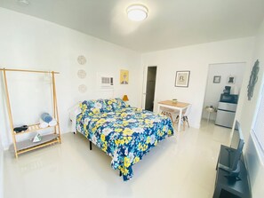 1 habitación, escritorio, tabla de planchar con plancha y wifi gratis 