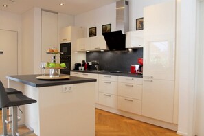 Kühlschrank, Mikrowelle, Herdplatte, Geschirrspüler