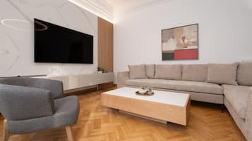 Luxury-Apartment, 4 Schlafzimmer, Terrasse, Eckzimmer | Wohnbereich | 62-Zoll-Plasmafernseher mit Kabelempfang, Fernseher