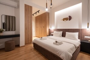 Une chambre à coucher moderne avec un grand lit, une armoire en bois et un miroir.