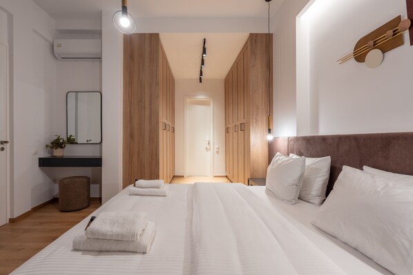 Luxury Apartment, 4 Bedrooms, Terrace, Corner | 4 bedrooms, premium bedding, in-room safe, individually decorated