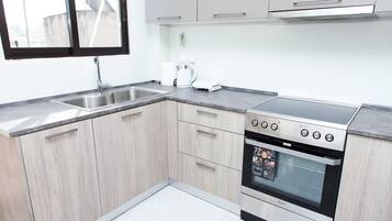 Departamento | Cocina privada | Refrigerador con congelador, microondas, horno y parrilla de estufa