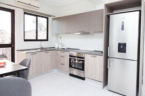 Appartement | Cuisine privée | Grand réfrigérateur, micro-ondes, four, plaque de cuisson