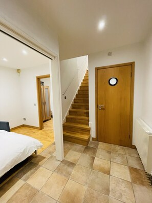 5 slaapkamers, een bureau, een strijkplank/strijkijzer, gratis wifi