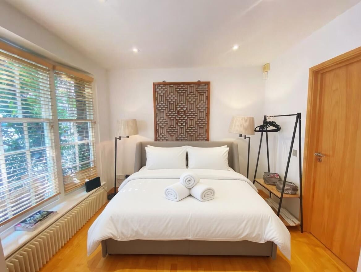 5 bedrooms, desk, iron/ironing board, free WiFi