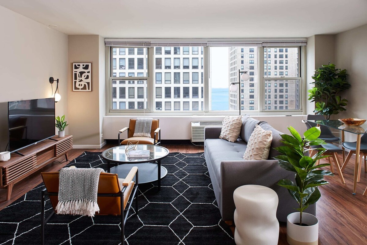 Corner 3BR in Streeterville | Views | Roof Deck