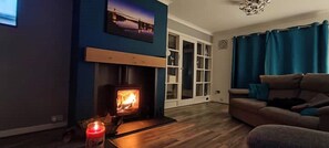 TV connectée, cheminée, médiathèque