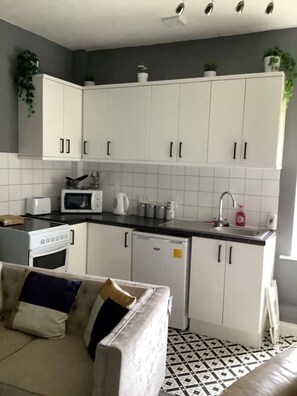 Refrigerador, microondas, horno y parrilla de estufa
