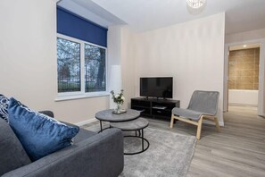 TV, offices - Lovely 1 Bedroom Apartment in Manchester (Salford)