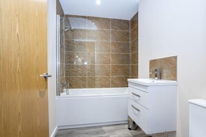 Badewanne, kostenlose Toilettenartikel, Haartrockner, Handtücher