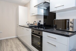 Kühlschrank, Mikrowelle, Ofen, Herdplatte