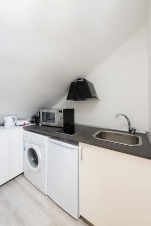 Réfrigérateur, four à micro-ondes, surface de cuisson, cafetière-théière
