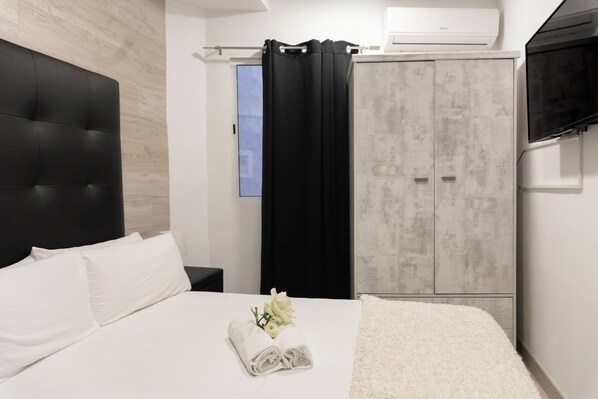 Iron/ironing board, travel cot, free WiFi, bed sheets - Downtown Cozy Studio Apartment Gran Via | A049 (Madrid)
