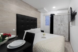 1 habitación, tabla de planchar con plancha y cuna de viaje 