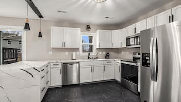 Frigorífic, microones, forn i placa de cuina