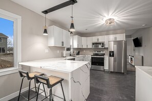 Een koelkast, een microgolfoven, een oven, een kookplaat