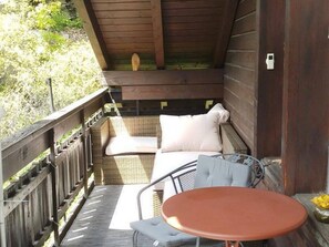 Outdoor dining - 3.5 room apartment with south-facing balcony - 80 m² with a view of 4000, quiet area (Grächen)