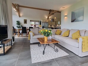 TV - 3 bedroom accommodation in Dulcote, Wells (Dulcote, Wells)
